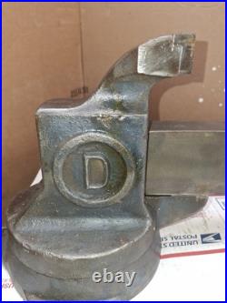 4 Vise Capital D Within circle With Swivel Bass Very Nice 51-lb smooth jaw