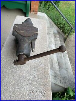 ANTIQUE HDWE & FDRY CO. Littlestown NY USA RATCHETING SWIVEL BASE BENCH VISE