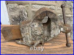 Chas Parker No 29X Antique 3.25 Bench Vise Swivel Base 6.75 Throat 36 Lbs USA