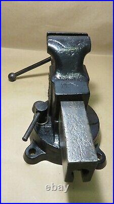 Vintage Rock Island MFG CO. 3 1/2 Jaw No. 72 Swivel Base Bench Vise